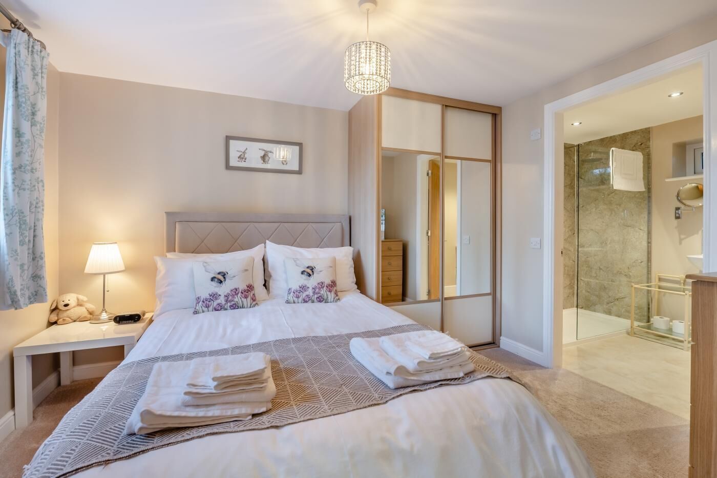 مكواة/لوح كي وواي فاي مجانًا وملاءات أسرّة