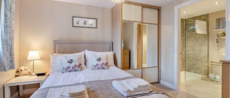 Een strijkplank/strijkijzer, gratis wifi, beddengoed