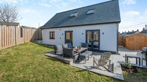 A modern house with a patio, a dining area, and a small garden. - 4 Bed in Porthleven (oc-ch30536) (Porthleven)