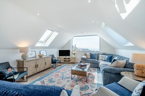 TV - 4 Bed in Porthleven (oc-ch30536) (Porthleven)