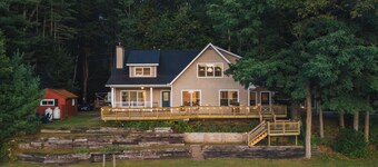 Waterfront Cabin with expansive deck near Saratoga & Lake George