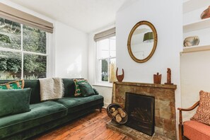 TV, fireplace - 5 Bed in Freshwater (oc-w30476) (Totland)