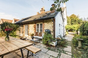 Outdoor dining - 5 Bed in Freshwater (oc-w30476) (Totland)