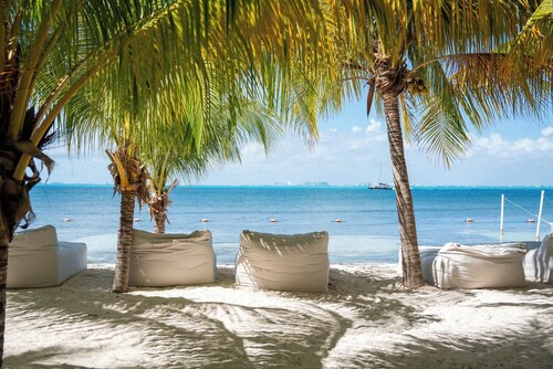 Caribbean Vibes | 4BR | Beachfront, Pool & Relax