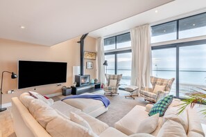 TV, fireplace - 4 Bed in Hythe (oc-p30519) (Hythe)