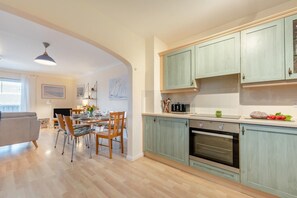 Microwave, oven, dishwasher, high chair - 3 Bed in Broad Haven (oc-t30529) (Broad Haven)