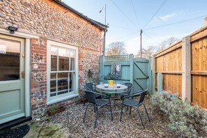 Outdoor dining - 4 Bed in Holt (oc-p30569) (Holt)
