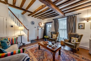 TV, fireplace - 4 Bed in Holt (oc-p30569) (Holt)