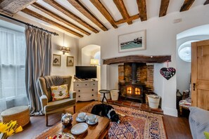 TV, fireplace - 4 Bed in Holt (oc-p30569) (Holt)
