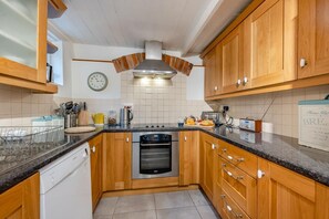 Microwave, oven, dishwasher, high chair - 4 Bed in Holt (oc-p30569) (Holt)