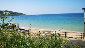 A coastal view with a clear blue sea, a sandy beach, and a few boats. - 2 Bed in Freshwater (oc-a30347) (Freshwater)