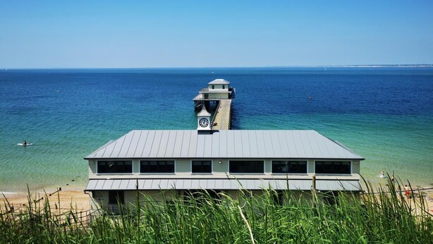 A beach house with a clock tower, overlooking the ocean. - 2 Bed in Freshwater (oc-a30347) (Freshwater)