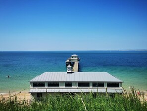 Ein Strandhaus mit einem Glockenturm mit Blick auf den Ozean.