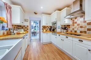 ميكروويف، فرن، غسالة أطباق، كرسي للأطفال