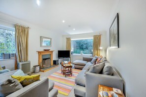 TV, fireplace - 3 Bed in Walberswick (oc-e30479) (Walberswick)