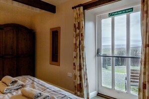 Travel cot, free WiFi, bed sheets
