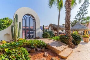 Property grounds - Industrial style 2 bed w/ pickleball, pool, grill (San Carlos)