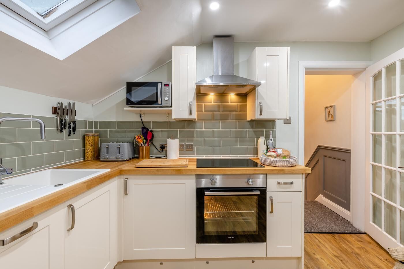 Microondas, horno, lavavajillas y periquera 