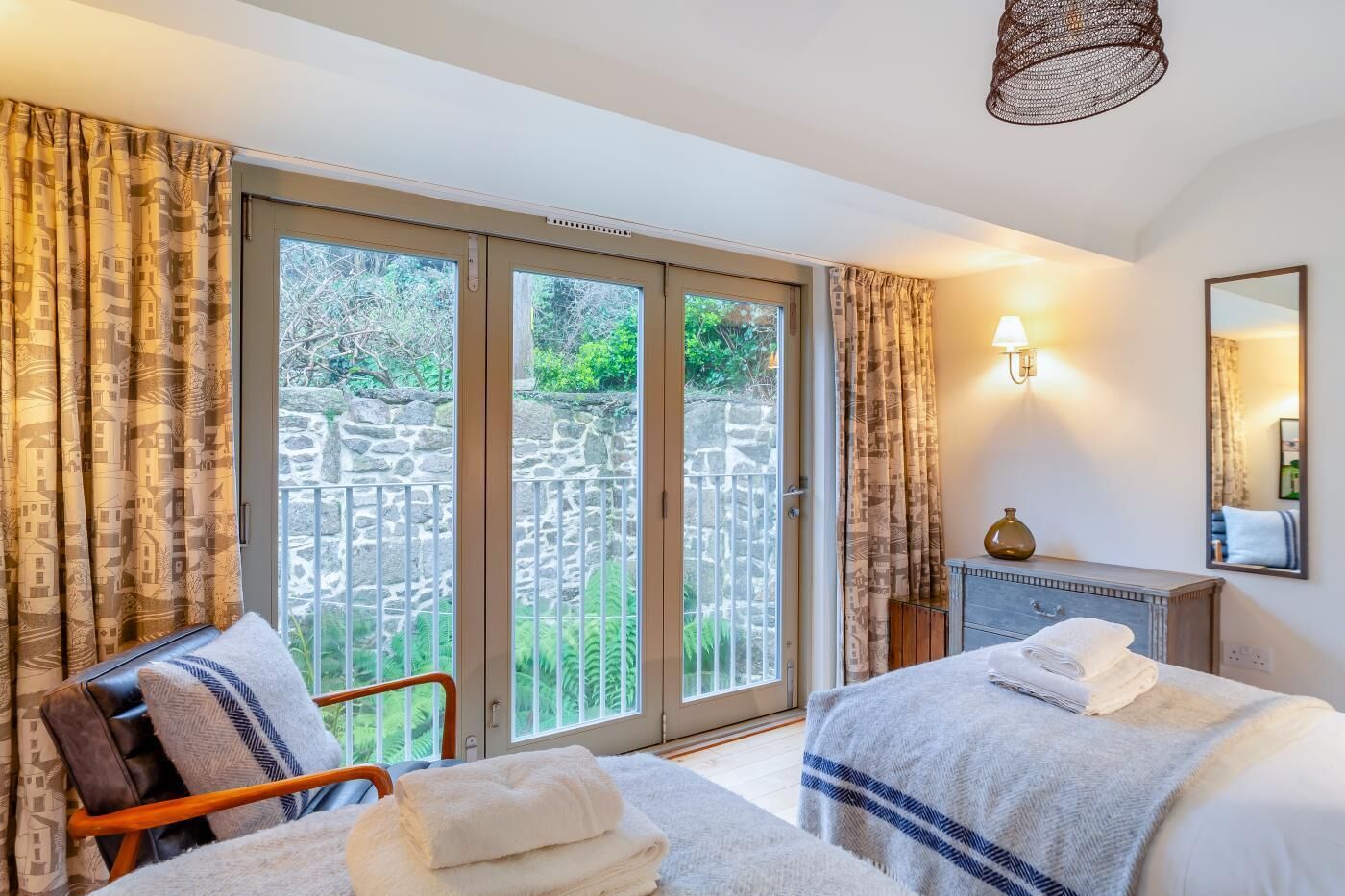 Iron/ironing board, free WiFi, bed sheets