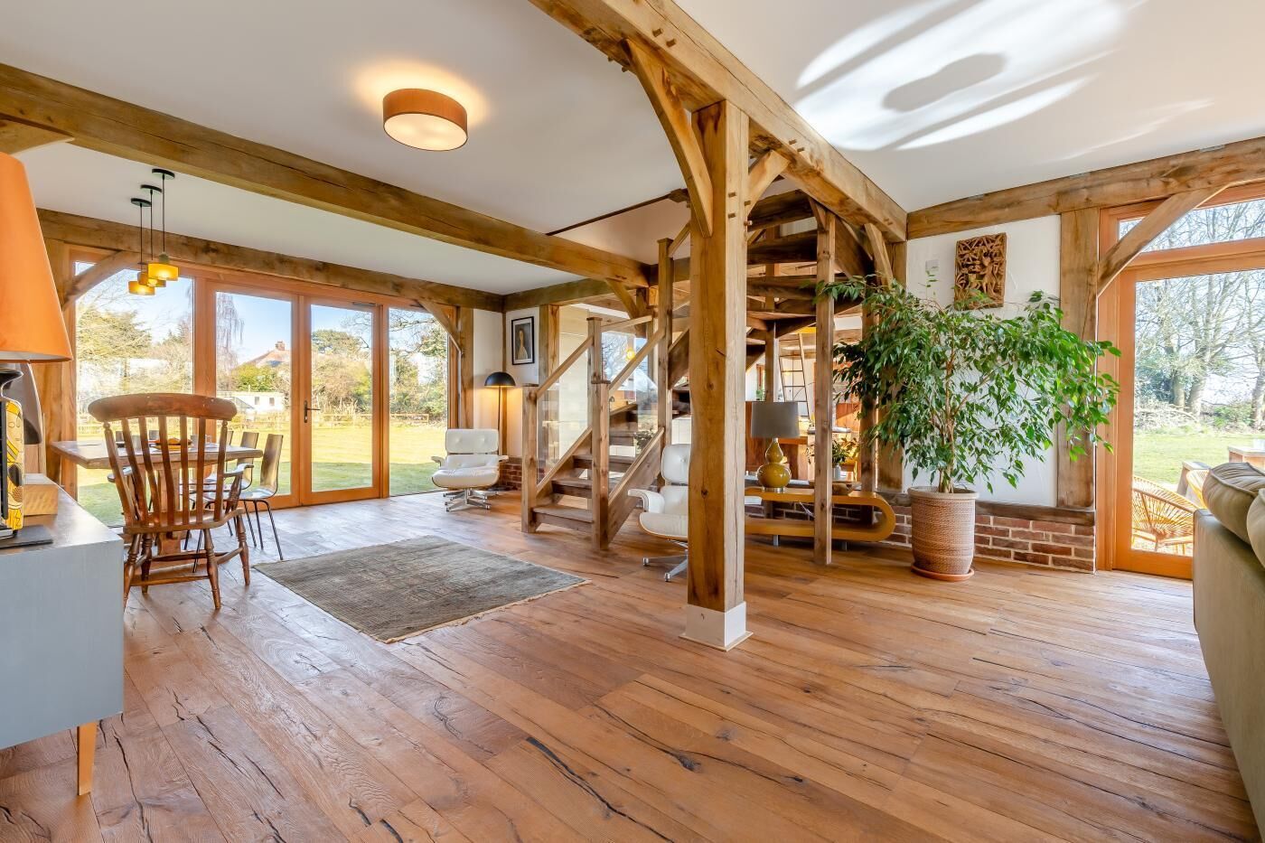 Televisión y chimenea 