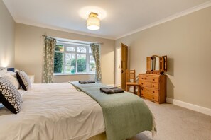 Iron/ironing board, travel cot, free WiFi, bed sheets - 2 Bed in Briston (oc-s30561) (Briston)