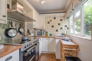 Microwave, oven, highchair, cookware/dishes/utensils - 2 Bed in Briston (oc-s30561) (Briston)