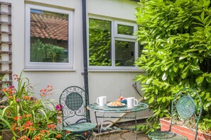 Outdoor dining - 2 Bed in Briston (oc-s30561) (Briston)