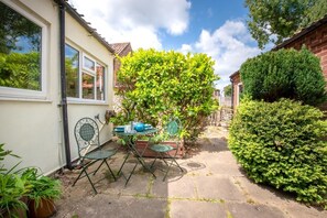 Outdoor dining - 2 Bed in Briston (oc-s30561) (Briston)