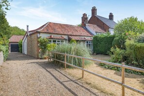 Property grounds - 2 Bed in Briston (oc-s30561) (Briston)