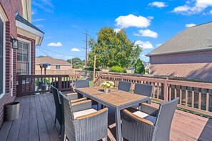 Outdoor dining - The Farmington Retreat (Hampton)