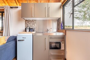 Microwave, oven, cookware/dishes/utensils - 1 Bed in Swanage (oc-l30493) (Harman's Cross)