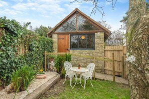 Outdoor dining - 1 Bed in Swanage (oc-l30493) (Harman's Cross)