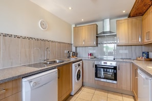 Microwave, oven, dishwasher, high chair - 3 Bed in Burton Bradstock (oc-s30572) (Burton Bradstock)