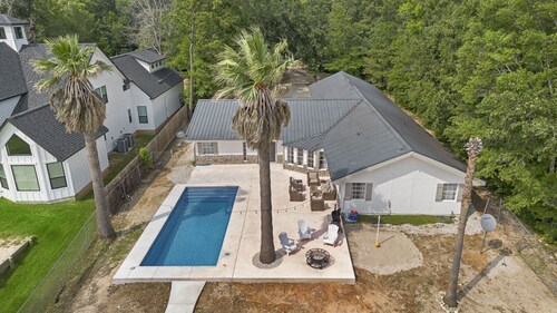 Lakefront Retreat with Pool, Dock & Game Room