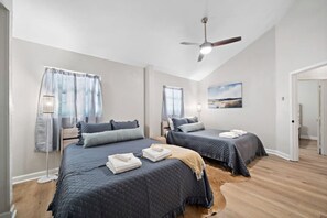 7 makuuhuonetta, työpöytä, silitysrauta/-lauta, vauvan matkasänky