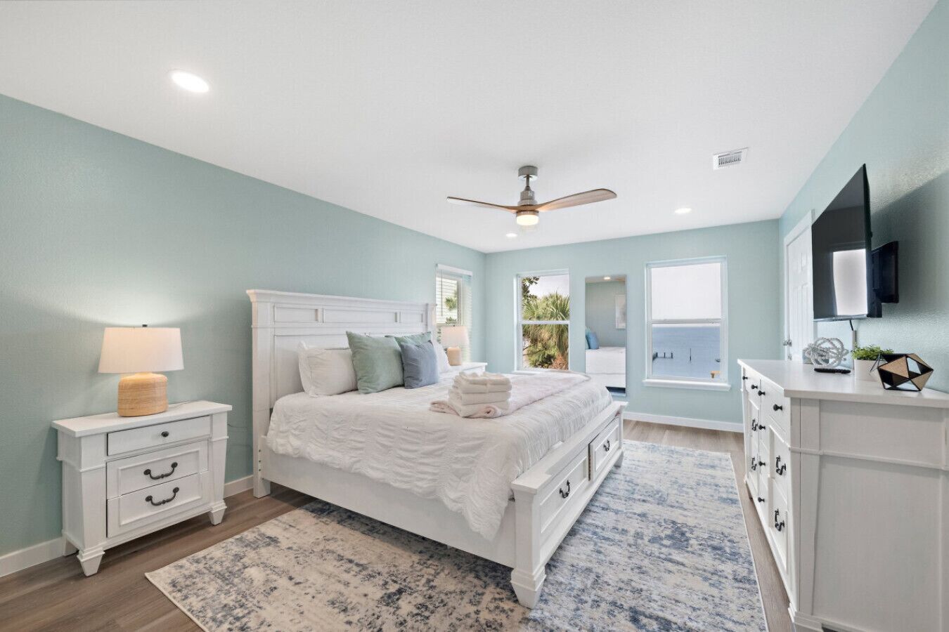 5 bedrooms, desk, iron/ironing board, travel crib