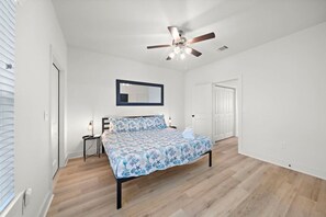 4 bedrooms, desk, iron/ironing board, travel cot - Cozy Family Home, Prime Location Near Downtown (Galveston)