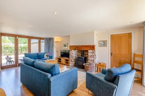TV, fireplace - 3 Bed in Burton Bradstock (oc-c30571) (Burton Bradstock)