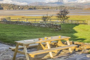 Outdoor dining - 8 Bed in Ynys (oc-c29818) (Ynys)