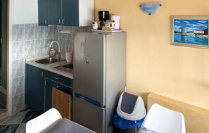 Coffee/tea maker, fridge, stovetop, cookware/dishes/utensils - Nice apartment in Klek with house sea view (Klek)