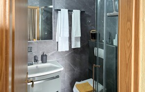 Shower, hair dryer - Nice apartment in Klek with house sea view (Klek)