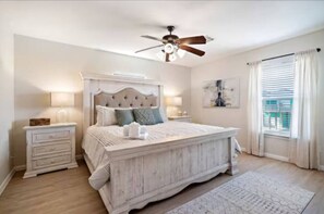 مكتب ومكواة/لوح كي وسرير سفر وواي فاي