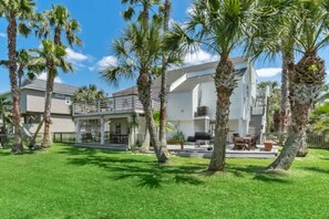 Outdoor dining - Texas Vacation Home with Pool, Near the Beach (Galveston)