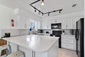 Refrigerador, microondas, horno y parrilla de estufa 