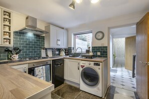 Microwave, oven, dishwasher, cookware/dishes/utensils - 2 Bed in Kessingland (oc-b30501) (Kessingland)