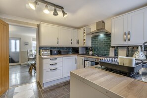 Microwave, oven, dishwasher, cookware/dishes/utensils - 2 Bed in Kessingland (oc-b30501) (Kessingland)