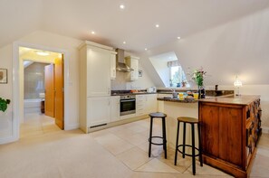 Four, lave-vaisselle, chaise haute