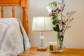 Iron/ironing board, travel cot, bed sheets - 1 Bed in Woodstock (oc-u30547) (Kidlington)