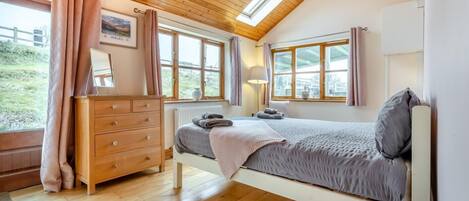 Planxa i posts de planxar, wifi gratuïta i roba de llit