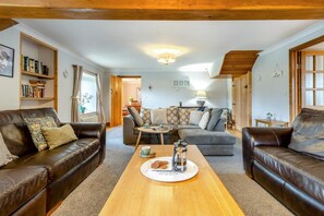 TV, fireplace - 5 Bed in Devils Bridge (oc-t13712) (Pontarfynach)